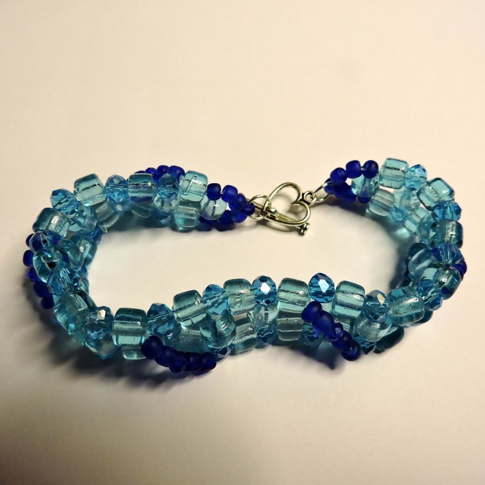 Beaded Bracelet w/ silver heart toggle ..7 3/4"